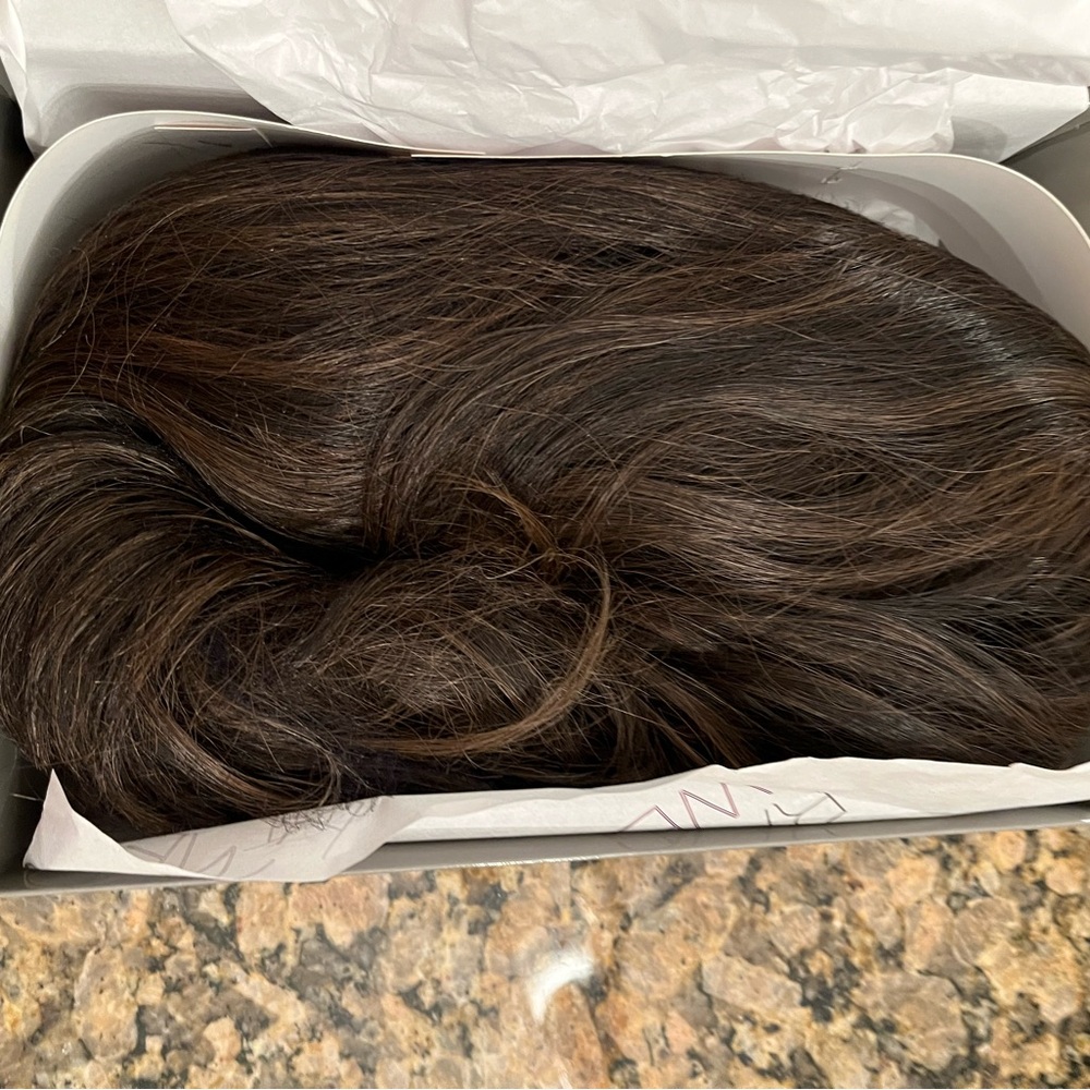 Raquel Welch Selfie Mode Wig - Picture 13 of 16